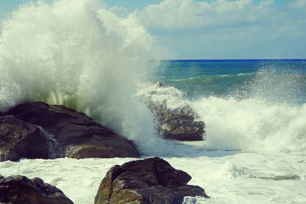 Schöne Aufnahme Mächtiger Wellen Die Auf Große Nasse Felsen Strand — Stockfoto