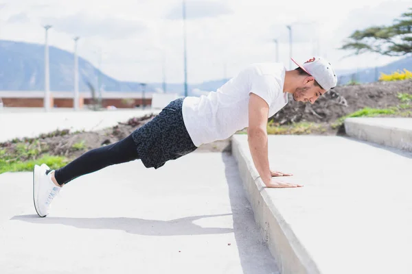 Jovem Desportista Fazendo Diferentes Exercícios Aquecimento Cardio Nas Escadas Parque — Fotografia de Stock