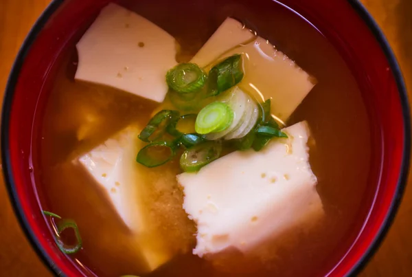 Sebuah Sup Iso Dengan Tahu Sutra Dan Bawang Musim Semi — Stok Foto