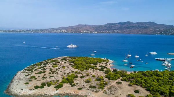 Una Península Verde Con Yates Barcos Cerca Ella Grecia — Foto de Stock