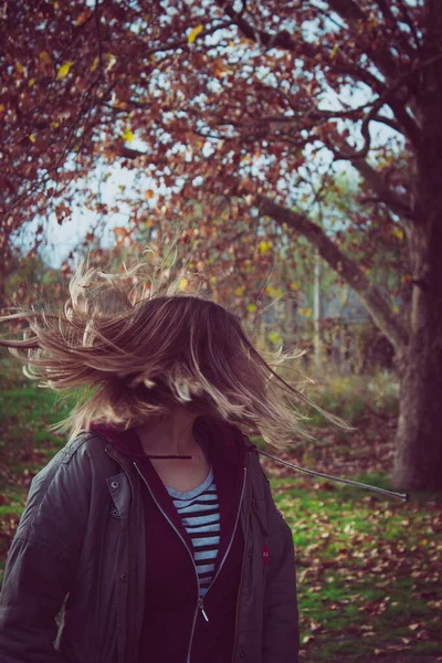 Uma Jovem Mulher Olhando Para Costas Enquanto Seu Cabelo Vira — Fotografia de Stock