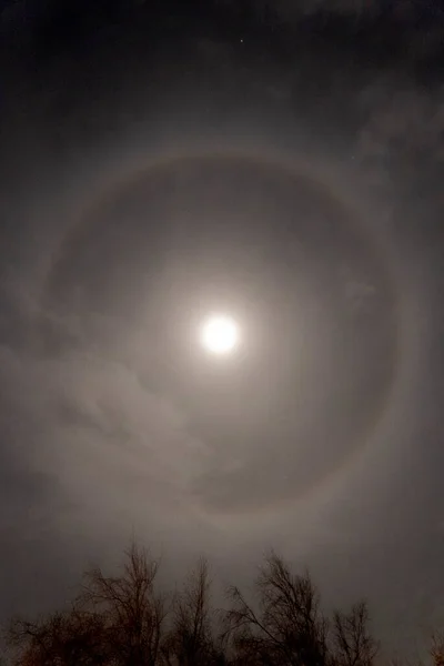 Eine Vertikale Aufnahme Eines Schönen Heiligenscheins Den Vollmond Nachthimmel — Stockfoto