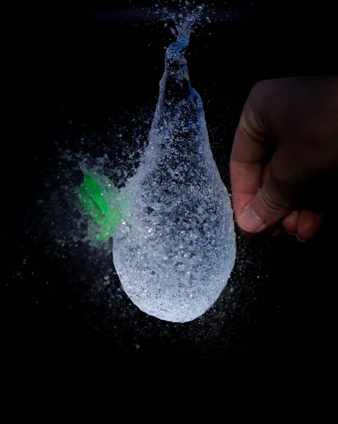 Een Close Shot Van Een Popped Ballon Vol Water — Stockfoto
