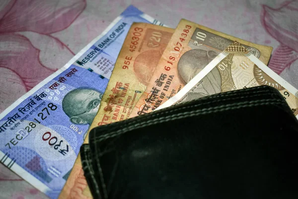 桌上放着几个印度卢比钞票和一个皮夹的头像特写 — 图库照片