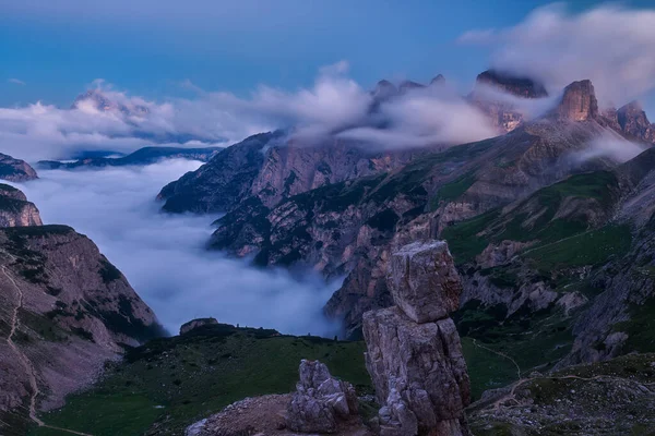 Een Betoverende Opname Van Prachtige Bergen Bedekt Met Mist Een — Stockfoto