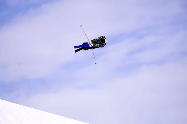 Een Professionele Skiër Die Een Hoge Sprong Lucht Maakt — Stockfoto