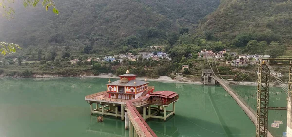 Een Antenne Opname Van Rewalsar Stad India Met Een Tempel — Stockfoto