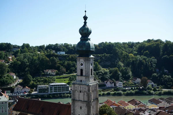 Una Vista Torre Del Reloj Iglesia Con Árboles Vegetación Fondo — Foto de Stock