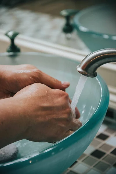 Tiro Vertical Das Mãos Uma Pessoa Lavando Mãos — Fotografia de Stock