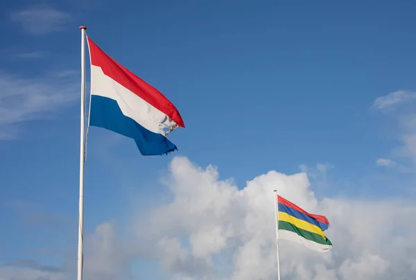 Tiro Ángulo Bajo Bandera Los Países Bajos Bajo Cielo Nublado —  Fotos de Stock