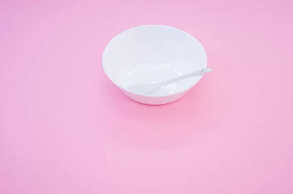 Высокоугольный Снимок Ложки Размещенной Белой Чаше Розовом Фоне — стоковое фото