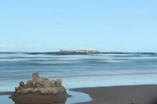 Fantastico Scatto Una Spiaggia Sabbiosa Mare Ondulato Sullo Sfondo Dell — Foto Stock