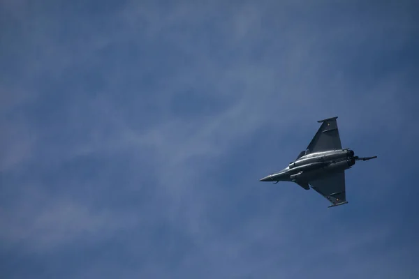 Een Gevechtsvliegtuig Dat Blauwe Lucht Vliegt Achtergrond Met Een Kopieerruimte — Stockfoto