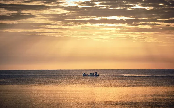 Een Prachtige Opname Van Boot Die Tijdens Zonsondergang Zee Vaart — Stockfoto