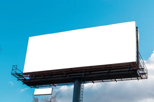 Tiro Ângulo Baixo Outdoor Branco Fundo Céu Nublado — Fotografia de Stock