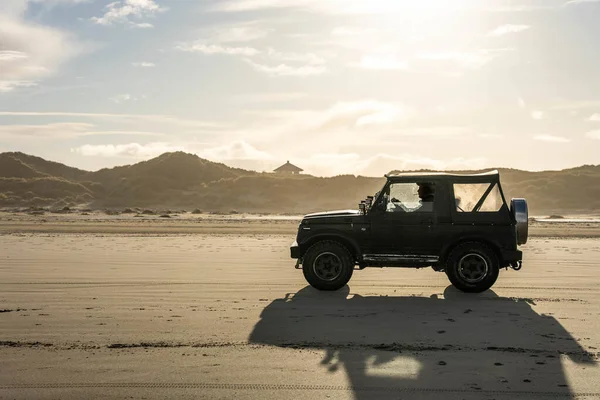 Carro Praia Coberta Areia Capturado Dia Ensolarado — Fotografia de Stock