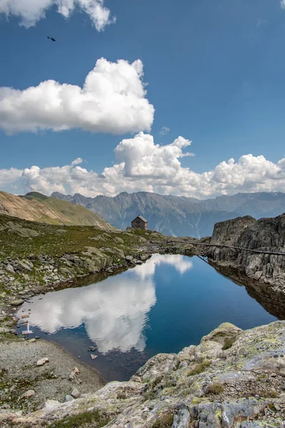 Sebuah Gambar Vertikal Dari Sebuah Danau Gunung Yang Indah Latar — Stok Foto