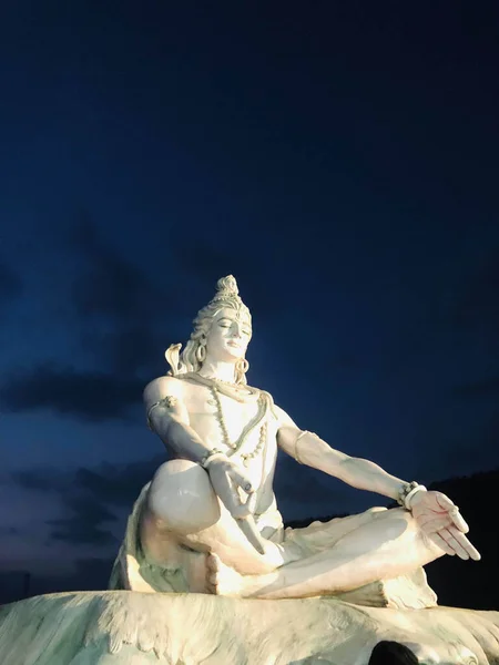 Egy Függőleges Felvétel Vallási Shiva Szoborról Meditáló Pózban Indiában Éjszaka — Stock Fotó