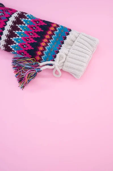 Una Toma Vertical Calcetines Punto Colores Sobre Fondo Rosa — Foto de Stock