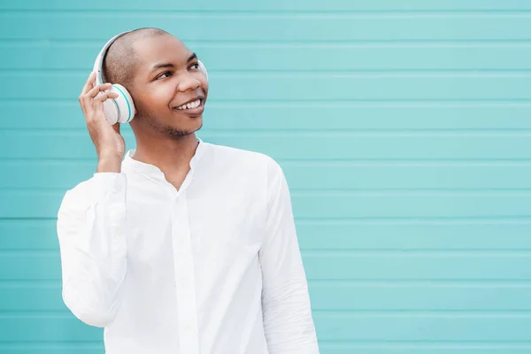 Een Vrolijke Afro Amerikaan Met Een Wit Shirt Oortjes Poserend — Stockfoto