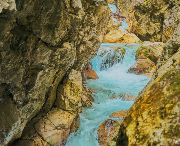 Beau Plan Eau Turquoise Lumineuse Dans Ruisseau Dans Une Gorge — Photo