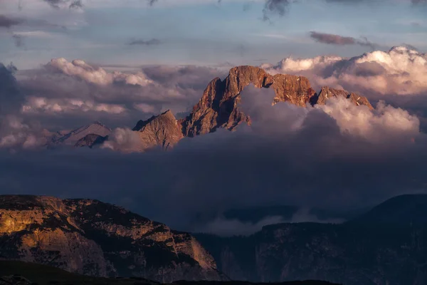 Een Shot Van Prachtige Bergen Bedekt Met Mist Een Dag — Stockfoto