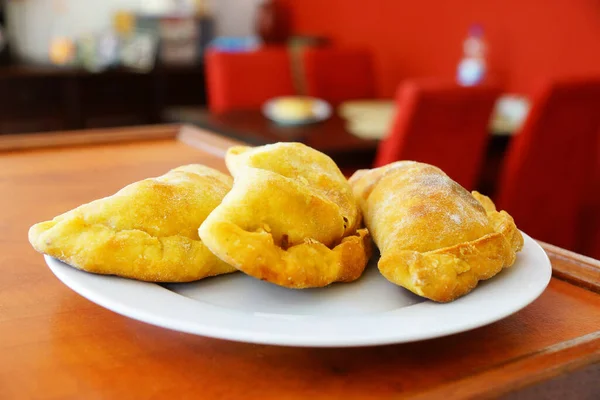 Focus Selettivo Appetitose Empanadas Argentine Servite Piatto Bianco — Foto Stock