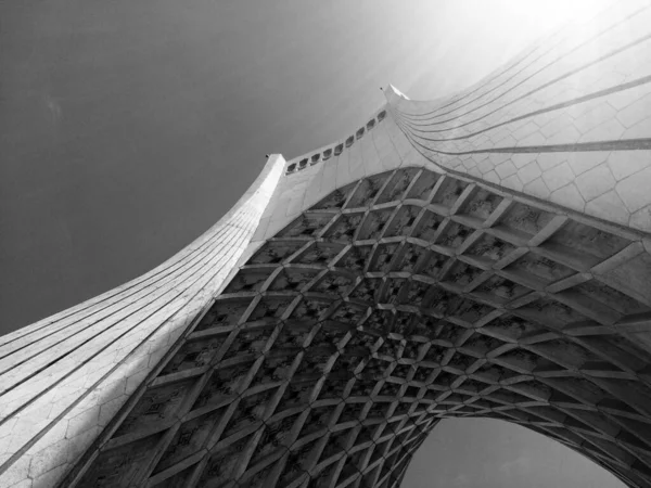 Low Angle Grayscale Shot Tall Building Sunlight — Stock Photo, Image