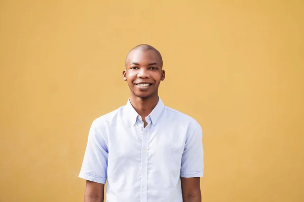 Щасливий Афро Американець Білій Сорочці Тримає Фотоапарат Жовтому Фоні — стокове фото
