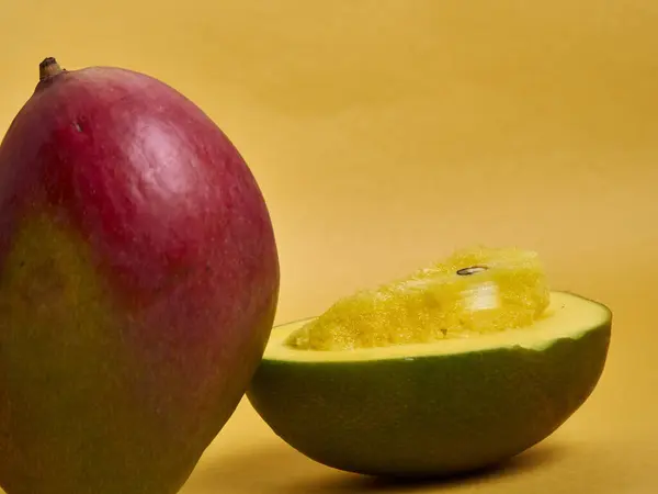 Närbild Skivad Och Hel Mango Gul Bakgrund — Stockfoto