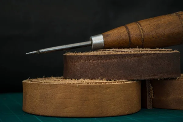 Closeup Shot Wooden Stitching Awl Genuine Leather Rolls Craftsman Work — Stock Photo, Image