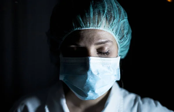 Primer Plano Una Trabajadora Salud Con Una Máscara Sobre Fondo —  Fotos de Stock