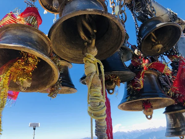 Primer Plano Campanas Metálicas Decoradas Aire Libre Frente Una Iglesia —  Fotos de Stock