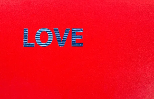 Widok Góry Niebieskiej Litery Literującej Miłość Czerwonej Powierzchni — Zdjęcie stockowe