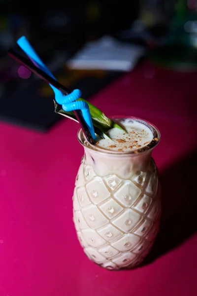 Ein Vertikaler Schuss Cocktailgetränk Auf Einem Mit Ananas Dekorierten Glas — Stockfoto