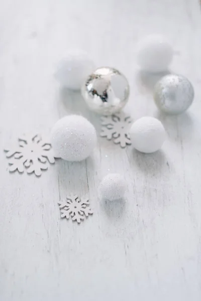 一张精选的圣诞球和可爱的木制雪花的焦点照片 — 图库照片