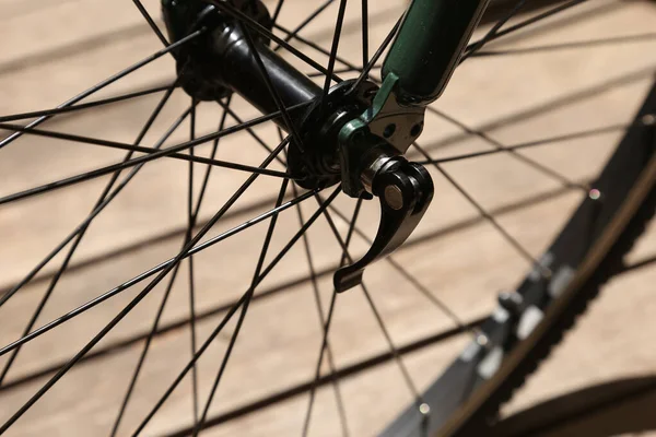 Närbild Bild Ett Framhjul Och Ekrar Cykel — Stockfoto