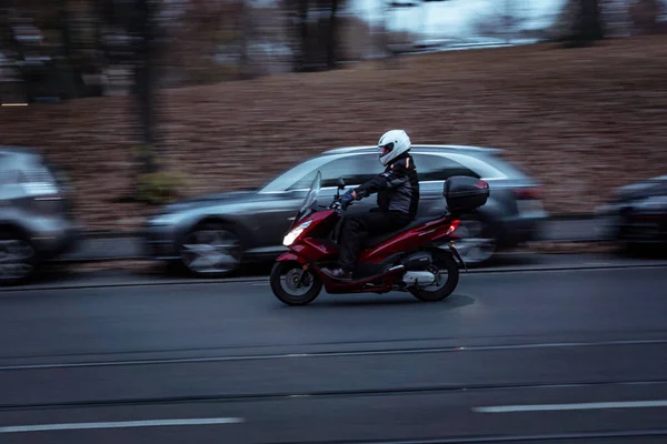 Wybiórcze Ujęcie Człowieka Prowadzącego Motocykl Długą Ekspozycją — Zdjęcie stockowe