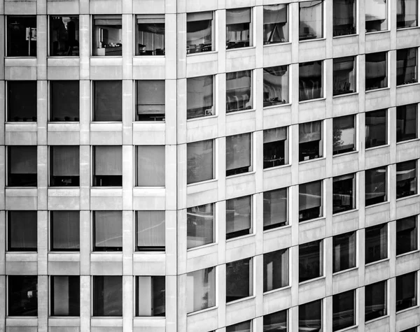 Серый Снимок Офисной Многоэтажки Квадратными Окнами Архитектурой — стоковое фото