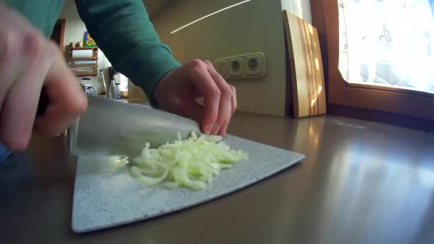 Chef Cortando Cebolla Con Cuchillo — Vídeos de Stock