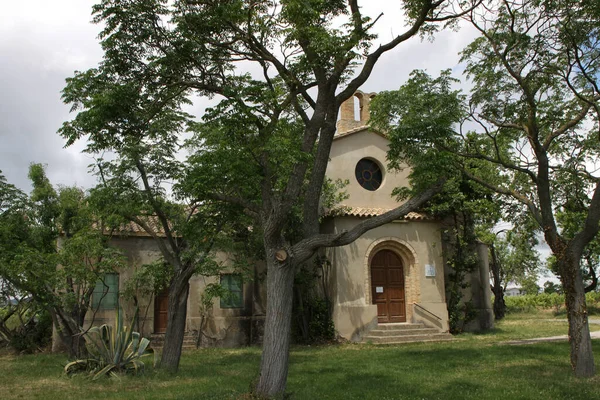 Bâtiment Historique Pierre Entouré Une Végétation Estivale Luxuriante — Photo