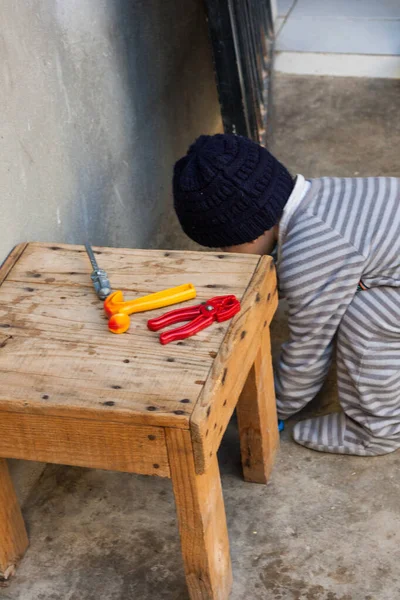 Plan Vertical Enfant Mâle Jouant Avec Ses Outils Main Plastique — Photo