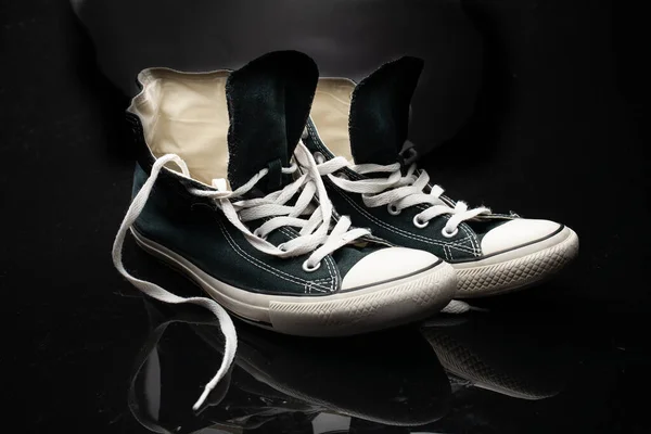 Siyah Arka Planda Şık Bir Çift Spor Ayakkabı — Stok fotoğraf