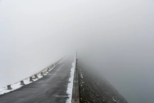 霧の中で撮られた古い橋の魅惑的な景色 — ストック写真