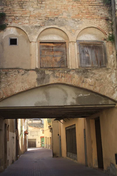 Eine Vertikale Aufnahme Eines Alten Steingebäudes Mit Einem Versteckten Schmalen — Stockfoto