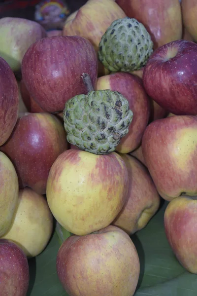 Zbliżenie Smacznych Dojrzałych Świeżych Jabłek Słodyczami Rynku — Zdjęcie stockowe