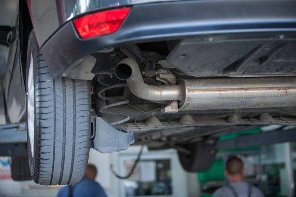 Nahaufnahme Eines Einer Kfz Werkstatt Geparkten Autos Zur Inspektion — Stockfoto