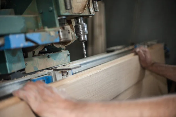 Maschio Che Qualcosa Una Tavola Legno Con Una Macchina Una — Foto Stock