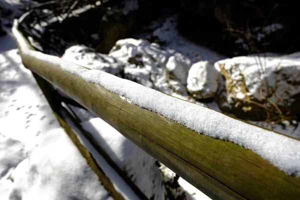 Kış Boyunca Karlı Ahşap Bir Tırabzanın Yakın Plan Çekimi — Stok fotoğraf