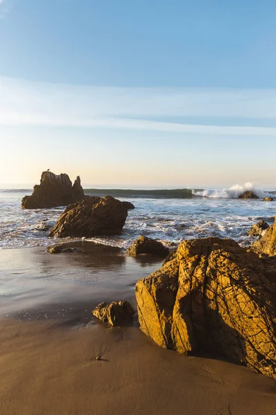 Dalgalı Okyanus Malibu California Bulutlu Gökyüzünün Altında Parıldayan Kayalık Matador — Stok fotoğraf